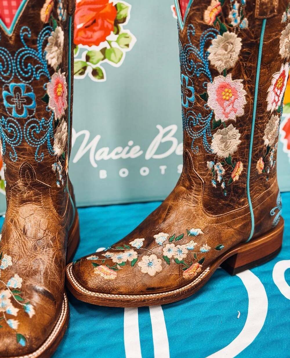 MACIE BEAN Women's $289 ROSE GARDEN Embroidered Floral Western Boots 8.5 #040